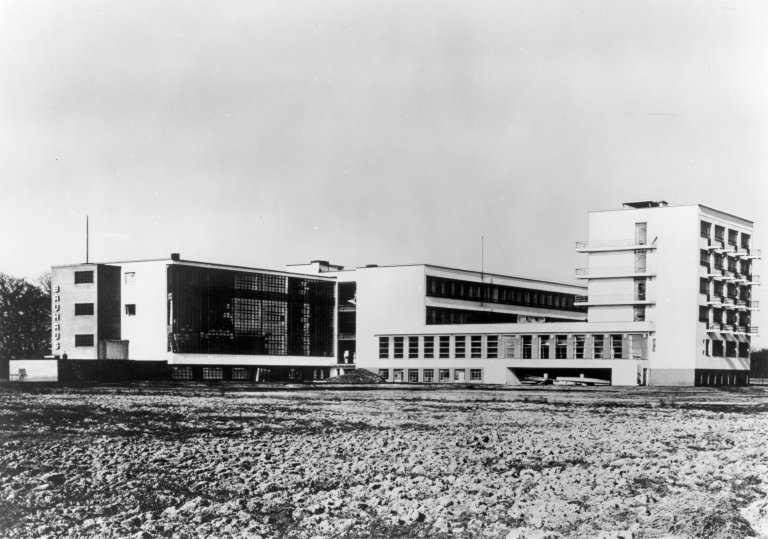 Auf diesem Bild ist das folgende Kunstwerk zu sehen:  Mappenwerk. Dessau. Bauhaus. Meisterhäuser. 1925/75.