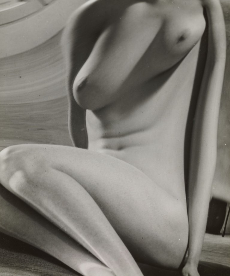 Auf diesem Bild ist das folgende Kunstwerk zu sehen: André  Kertész. Distortion # 63. 1932–1933.