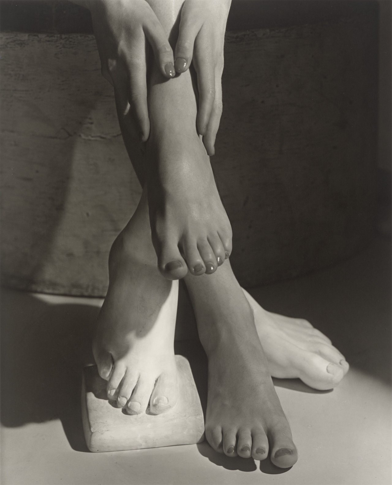 Auf diesem Bild ist das folgende Kunstwerk zu sehen: Horst P. Horst (d.i. Horst Paul Albert Bohrmann). Barefoot Beauty. 1941.