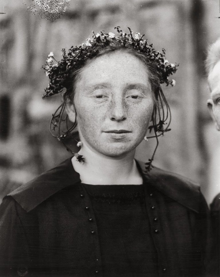 This picture shows the following artwork: August Sander. Bäuerliche Braut. 1920–1925.
