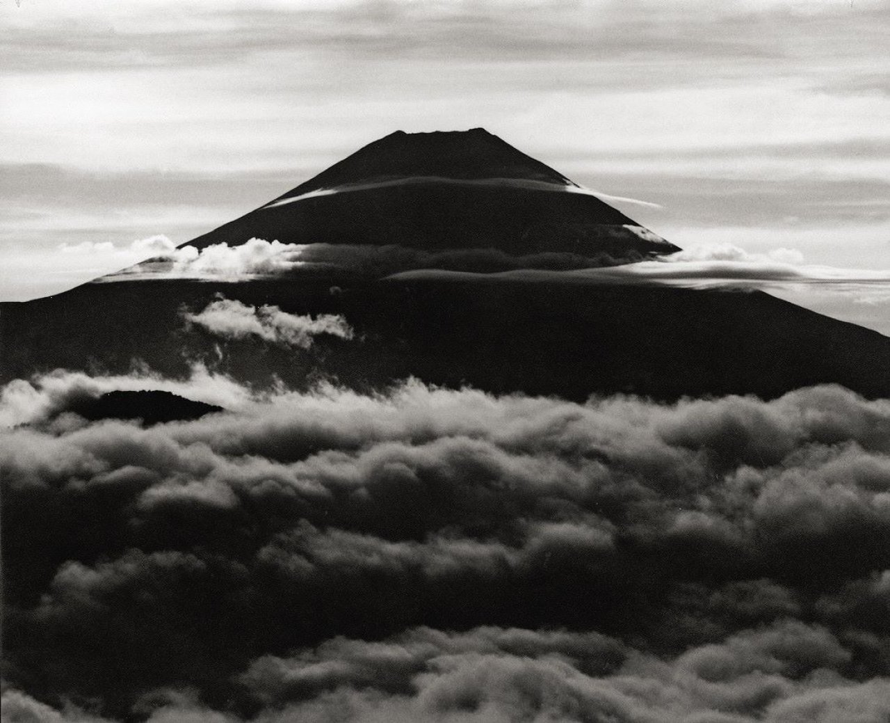 Auf diesem Bild ist das folgende Kunstwerk zu sehen: Kōyō Okada. Ohne Titel (Fujiyama in Wolken). 1950er Jahre.