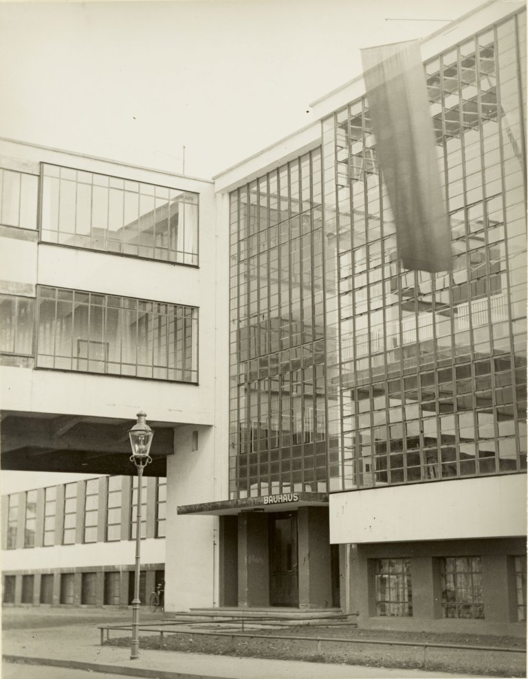 Auf diesem Bild ist das folgende Kunstwerk zu sehen: Iwao Yamawaki. Bauhaus Dessau. Architekt: Walter Gropius. 1930.