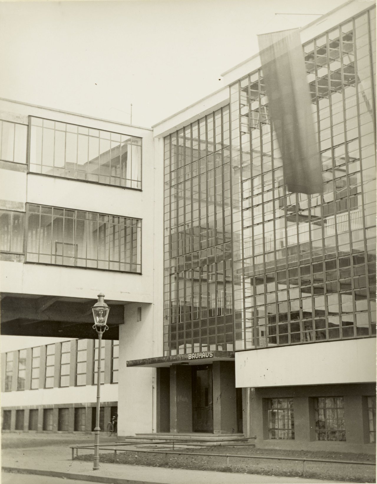 Auf diesem Bild ist das folgende Kunstwerk zu sehen: Iwao Yamawaki. Bauhaus Dessau. Architekt: Walter Gropius. 1930.
