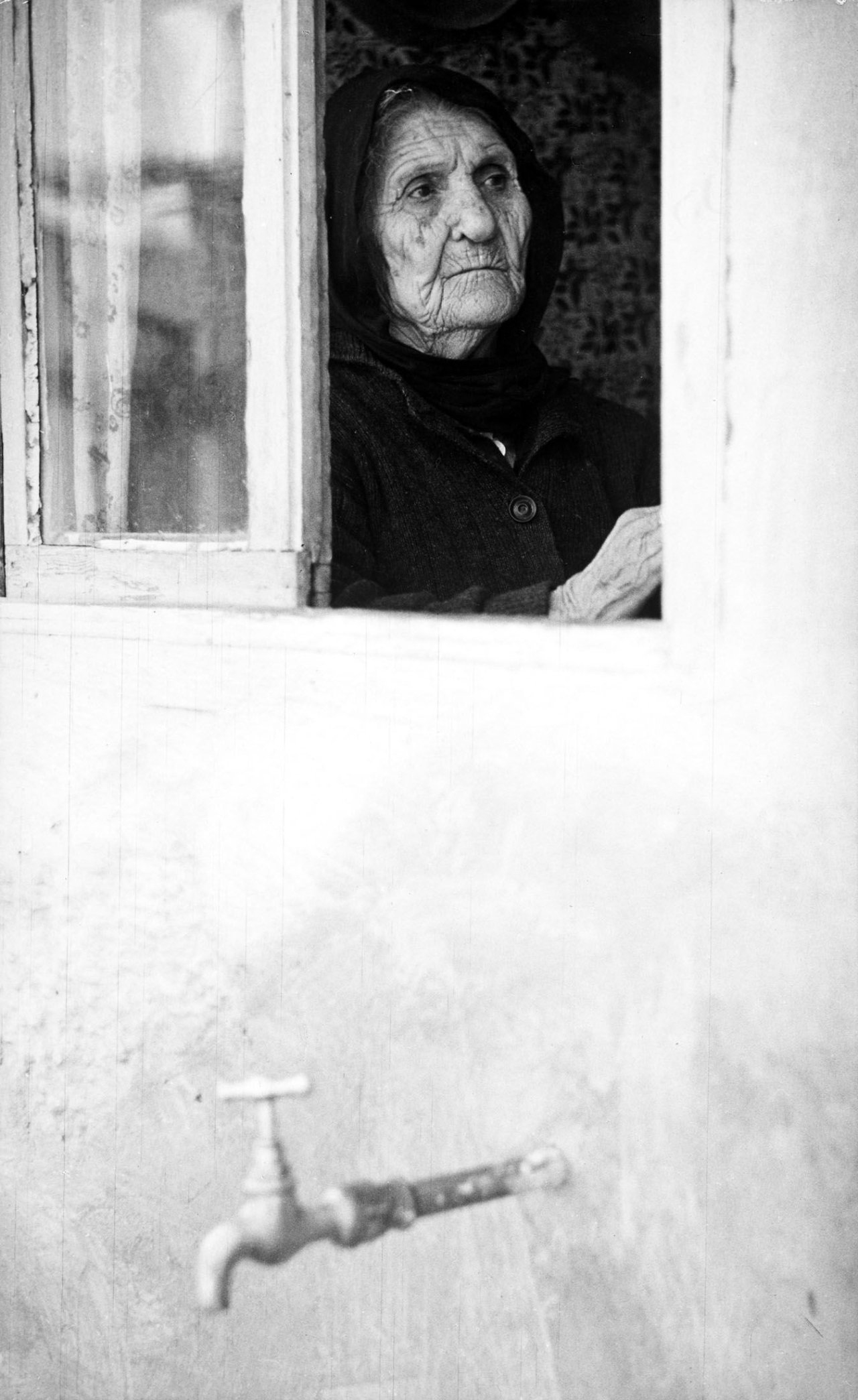 Auf diesem Bild ist das folgende Kunstwerk zu sehen: Herbert List. „Der letzte Tropfen“. Um 1950.