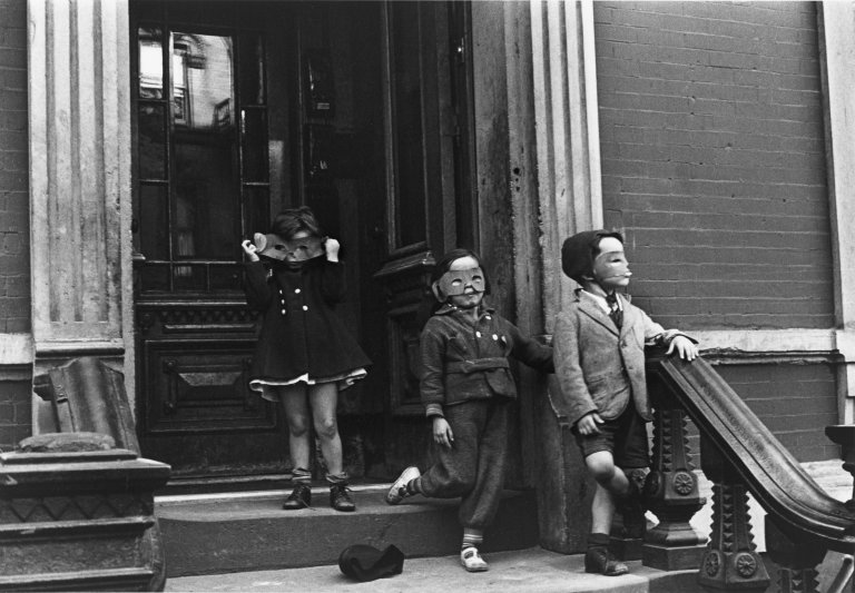 Auf diesem Bild ist das folgende Kunstwerk zu sehen: Helen Levitt. „N.Y.“ (Kinder mit Masken). Um 1942.