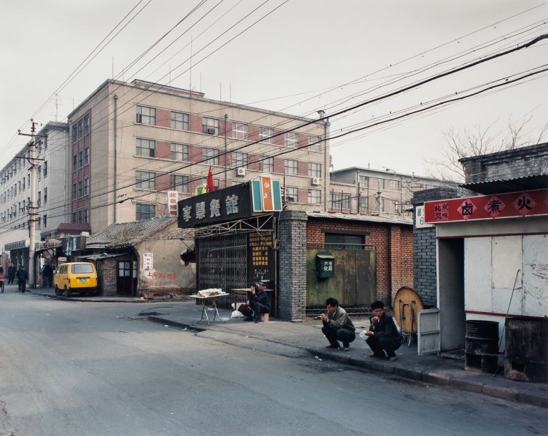 Auf diesem Bild ist das folgende Kunstwerk zu sehen: Thomas Struth. Nanheyan Lu, Beijing. 1995.