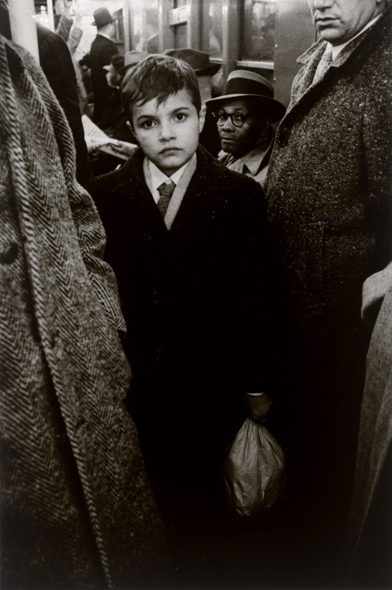 Auf diesem Bild ist das folgende Kunstwerk zu sehen: Diane Arbus. „Boy in the Subway, N.Y.C“. 1956.