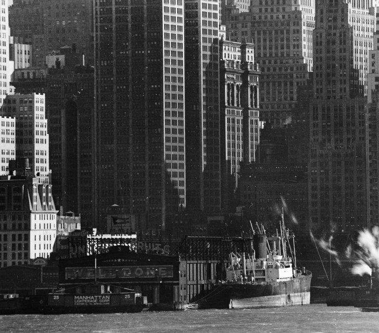 Auf diesem Bild ist das folgende Kunstwerk zu sehen: Andreas Feininger. Skyscrapers in Lower Manhattan, New York. 1942.