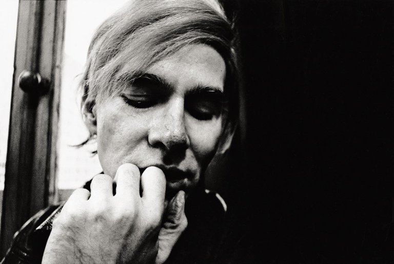 Auf diesem Bild ist das folgende Kunstwerk zu sehen: Will McBride. „Andy Warhol in der Etage (Nähe Union Sq.) New York“. 1960er Jahre.