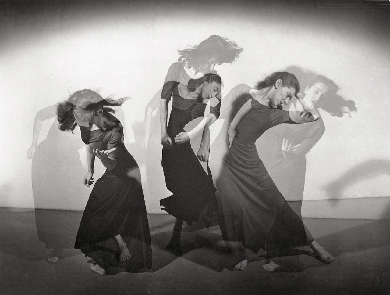 Auf diesem Bild ist das folgende Kunstwerk zu sehen: Barbara Morgan (d.i. Barbara Brooks Johnson). „Martha Graham – American Document (Trio)“. 1938.