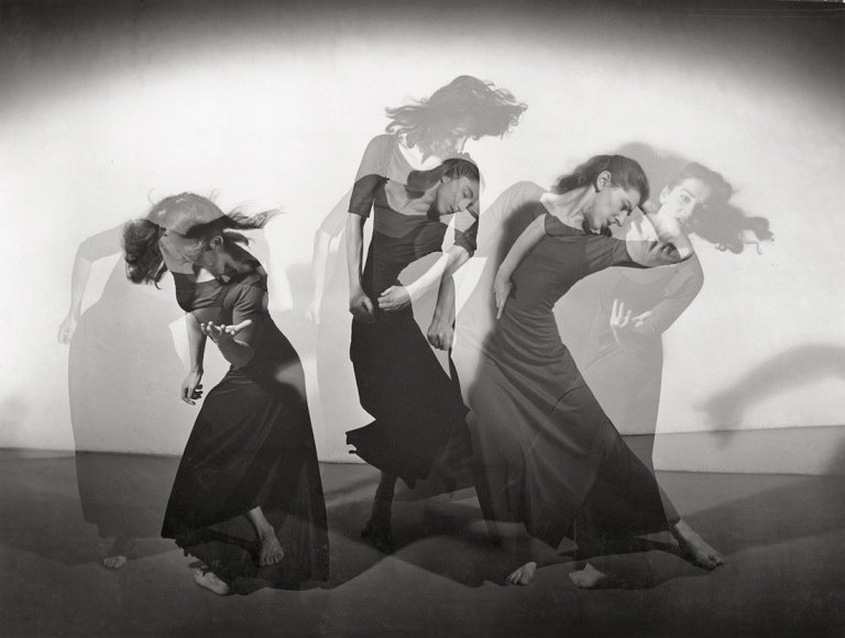 Auf diesem Bild ist das folgende Kunstwerk zu sehen: Barbara Morgan (d.i. Barbara Brooks Johnson). „Martha Graham – American Document (Trio)“. 1938.