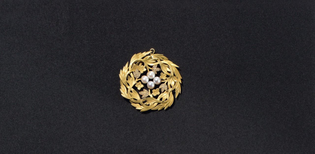 Auf diesem Bild ist das folgende Kunstwerk zu sehen: Emil Lettré. Brosche Goldnest mit Perlen. Um 1920.