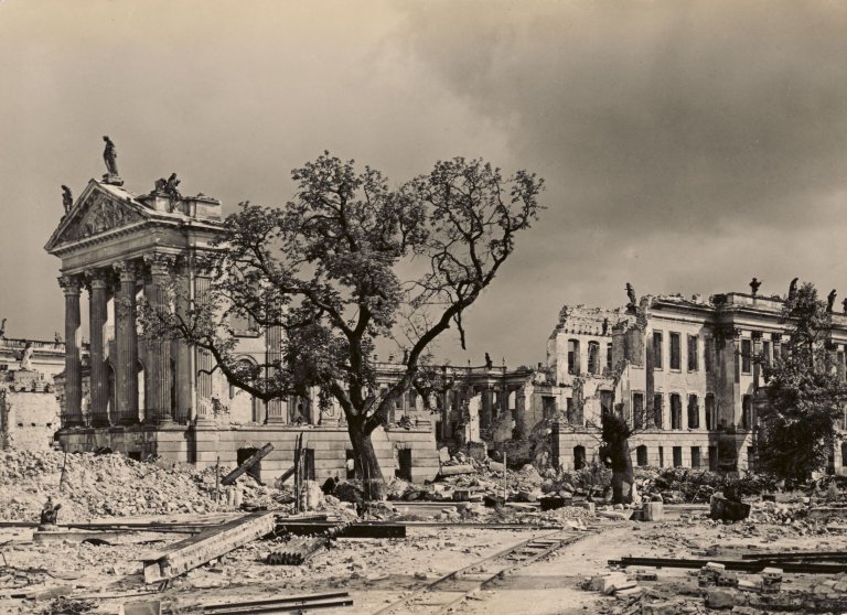 Auf diesem Bild ist das folgende Kunstwerk zu sehen: Max Baur. Ohne Titel (Potsdam, Stadtschlossruine). 1946.