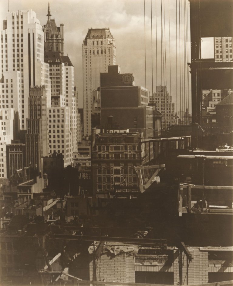 Auf diesem Bild ist das folgende Kunstwerk zu sehen: Alfred Stieglitz. New York, North towards Squibb Building. 1931.