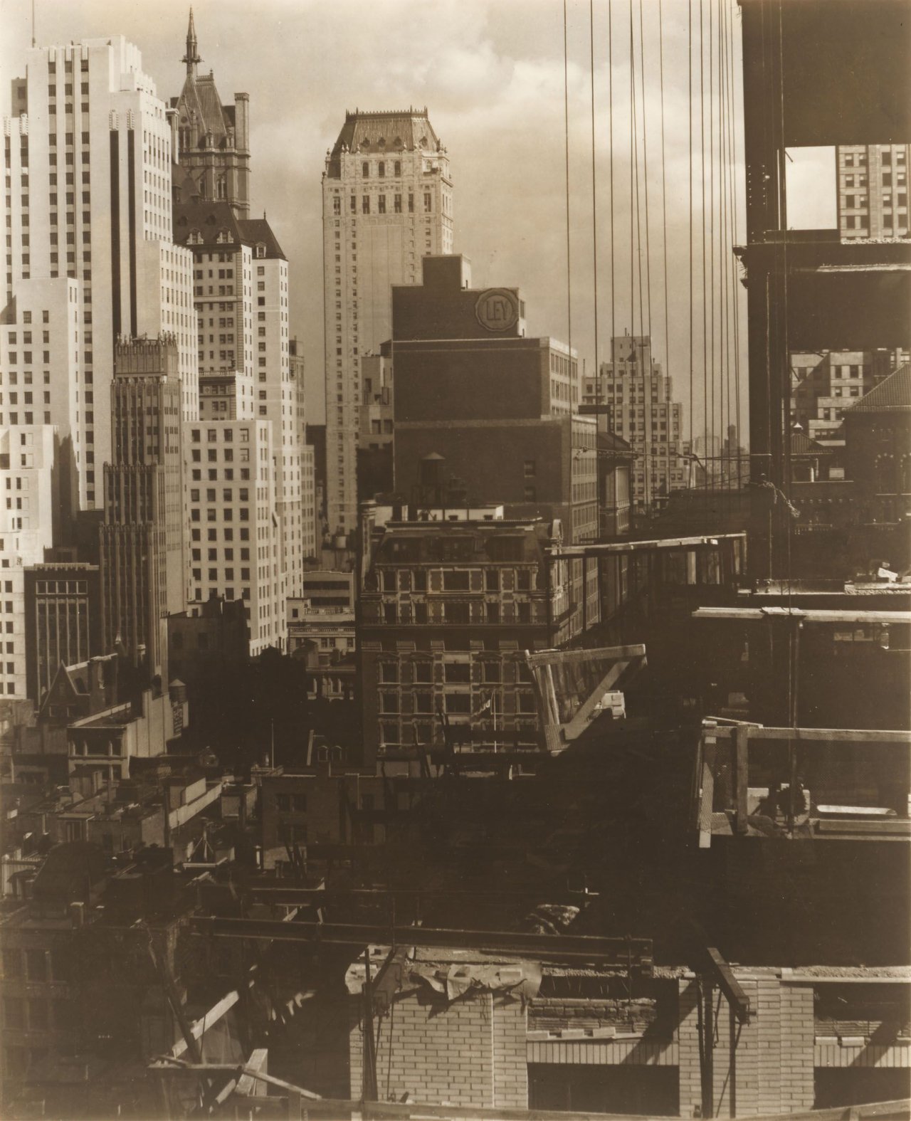 Auf diesem Bild ist das folgende Kunstwerk zu sehen: Alfred Stieglitz. New York, North towards Squibb Building. 1931.