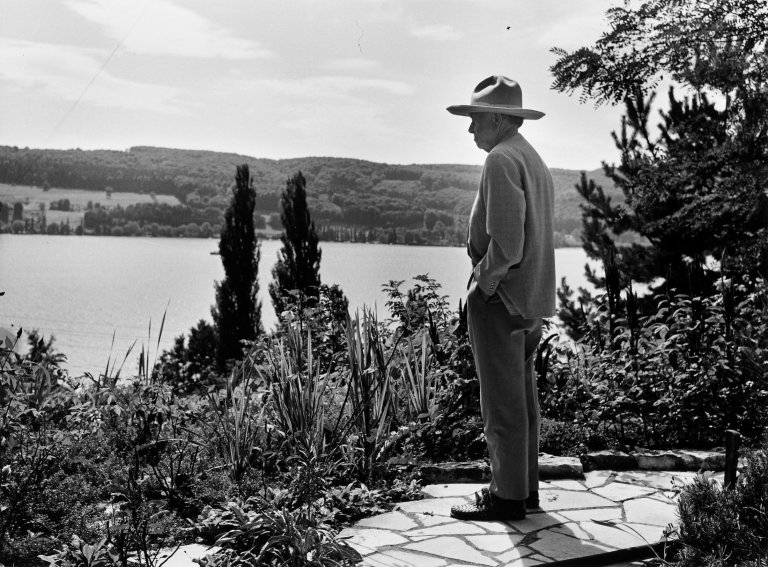 Auf diesem Bild ist das folgende Kunstwerk zu sehen: Hannes Kilian. „Otto Dix in seinem Garten am Bodensee“. 1961.