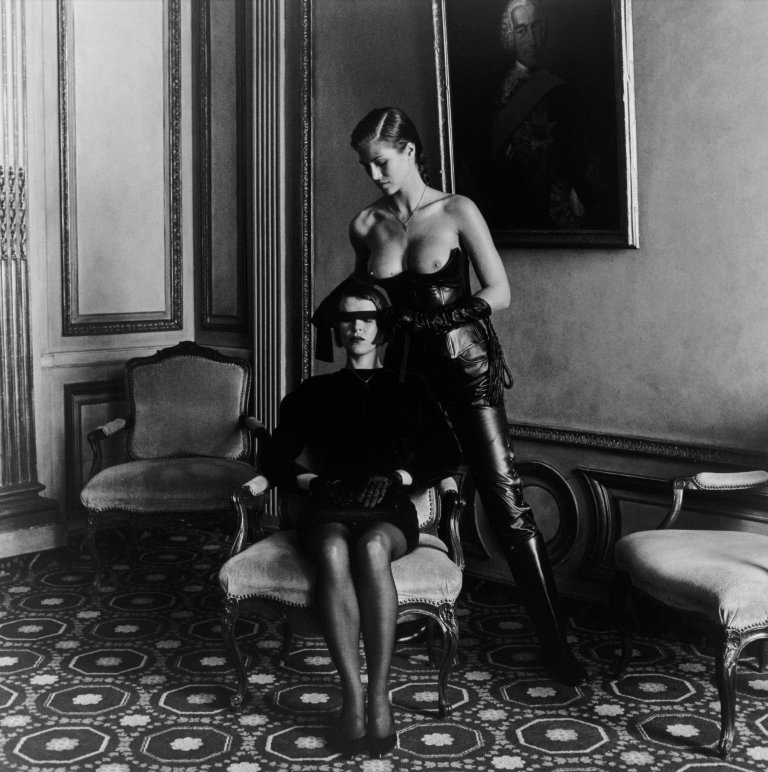Auf diesem Bild ist das folgende Kunstwerk zu sehen: Helmut Newton. „'Parlour Games' Munich“. 1991.