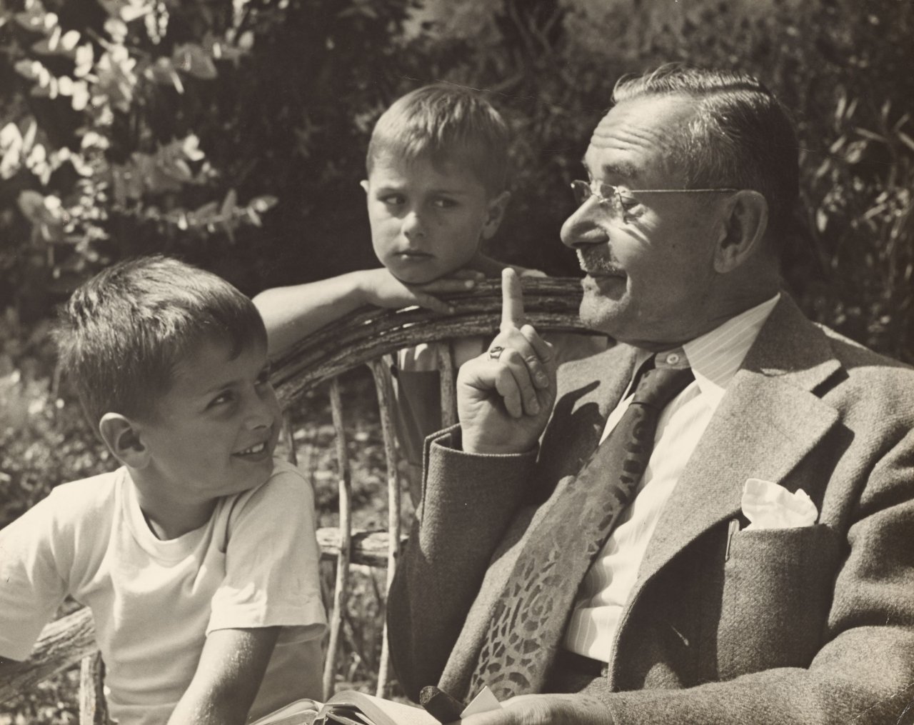 Catalog image of Thomas Mann in Pacific Palisades / Thomas Mann mit seinen Enkeln Frido und Toni…