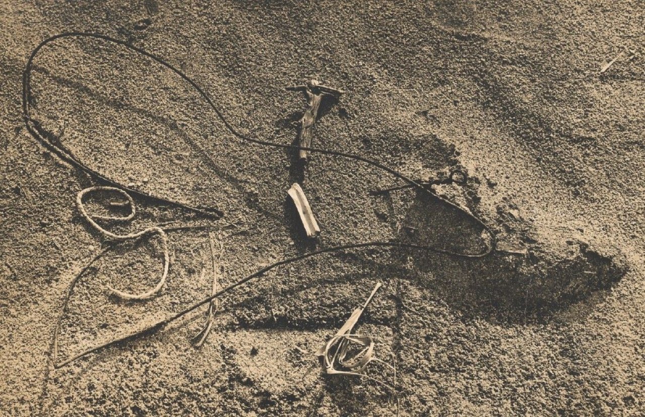 Auf diesem Bild ist das folgende Kunstwerk zu sehen: Walter A. Peterhans. Ohne Titel (Stilleben im Sand). Um 1929–1930.