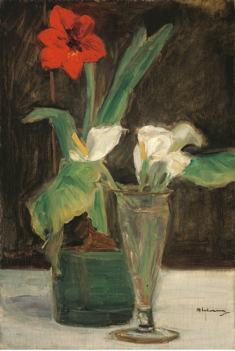 Auf diesem Bild ist das folgende Kunstwerk zu sehen: Max Liebermann. „Blumenstück - Amaryllis und Calla in Glasvase“. 1923.