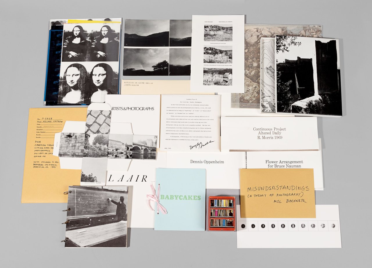 Auf diesem Bild ist das folgende Kunstwerk zu sehen:  Mappenwerk. „Artists & Photographs“. 1970.