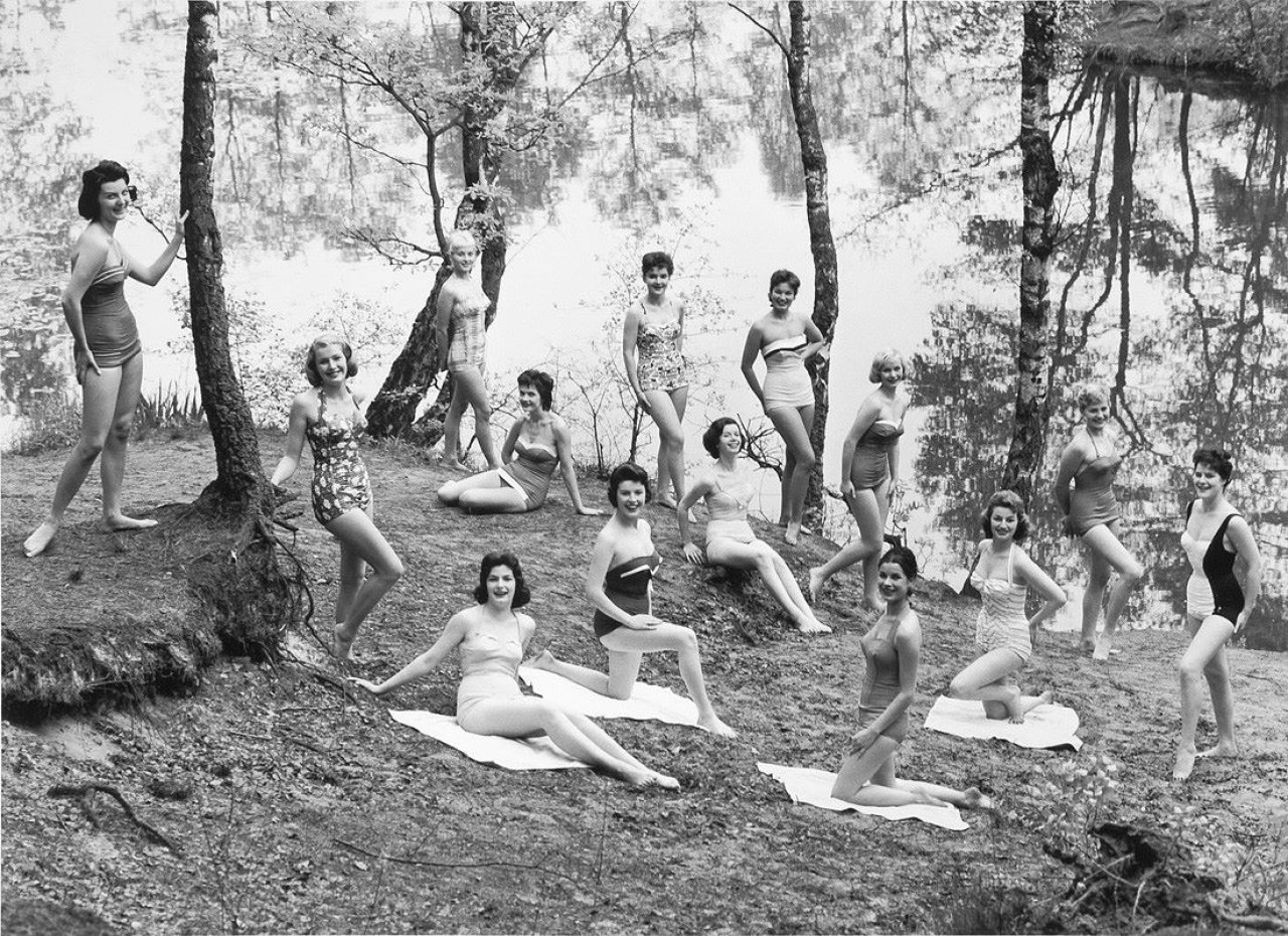 Auf diesem Bild ist das folgende Kunstwerk zu sehen: F.C. Gundlach. „Kandidatinnen der Miss Germany Wahl, Bielefeld“. 1954.