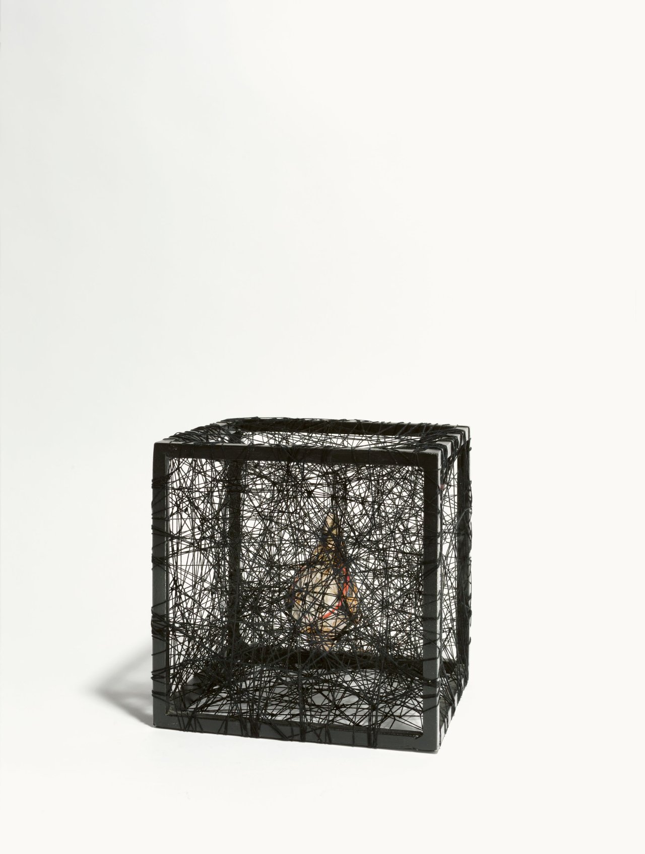 This picture shows the following artwork: Chiharu Shiota. “Trauma / Alltag (Face / Man)“. 2007.