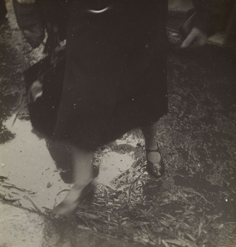 Auf diesem Bild ist das folgende Kunstwerk zu sehen: Germaine Krull. Ohne Titel, aus der Serie „Les Halles“, Paris. Um 1927.