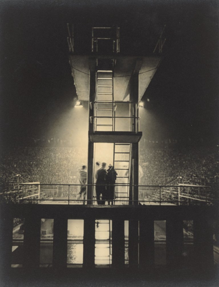 Auf diesem Bild ist das folgende Kunstwerk zu sehen: Leni Riefenstahl. Konvolut Olympia. 1936.