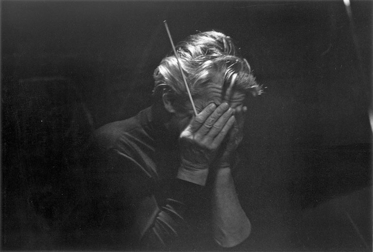 Auf diesem Bild ist das folgende Kunstwerk zu sehen: Robert Lebeck. „Karajan“. 1969.