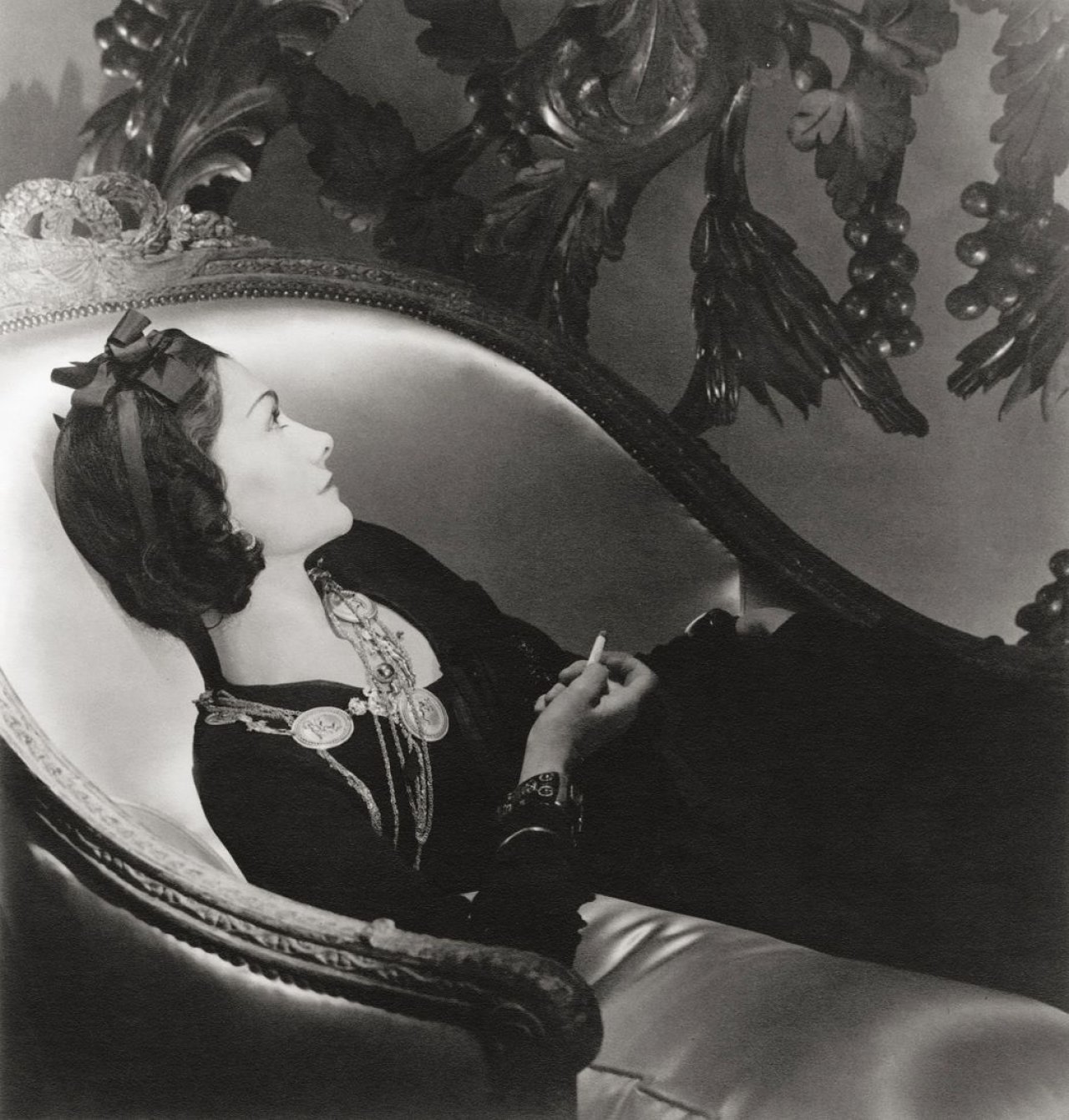 Auf diesem Bild ist das folgende Kunstwerk zu sehen: Horst P. Horst (d.i. Horst Paul Albert Bohrmann). Coco Chanel, Paris. 1937.