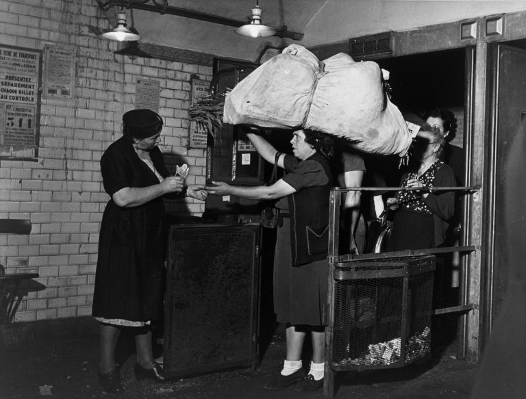 Auf diesem Bild ist das folgende Kunstwerk zu sehen: Robert Doisneau. „Métro 'Les Halles'“. 1944.