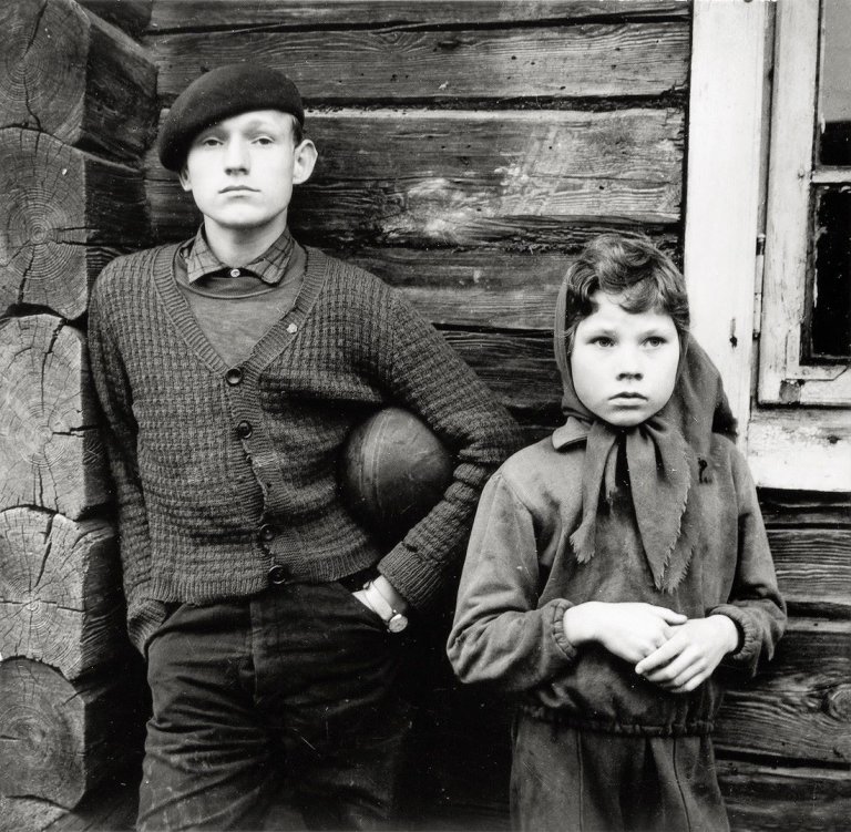 Auf diesem Bild ist das folgende Kunstwerk zu sehen: Antanas Sutkus. „Dzukijos Vaikai“. 1965.