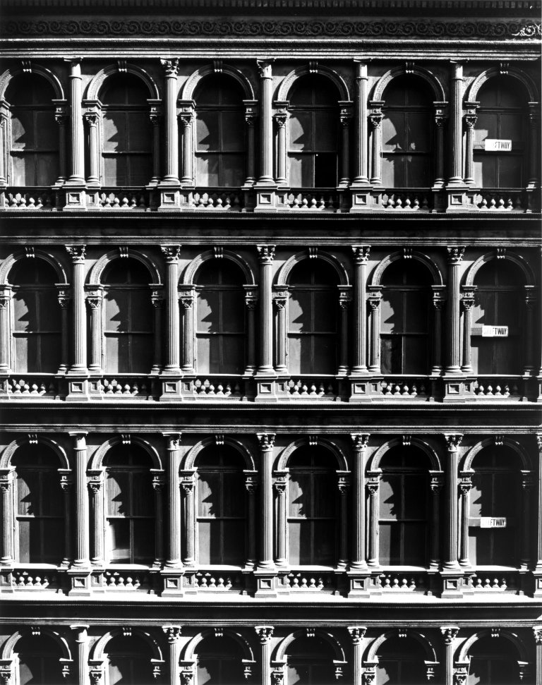 Auf diesem Bild ist das folgende Kunstwerk zu sehen: Evelyn Hofer. „Haughwout Building. Facade. New York“. 1965.