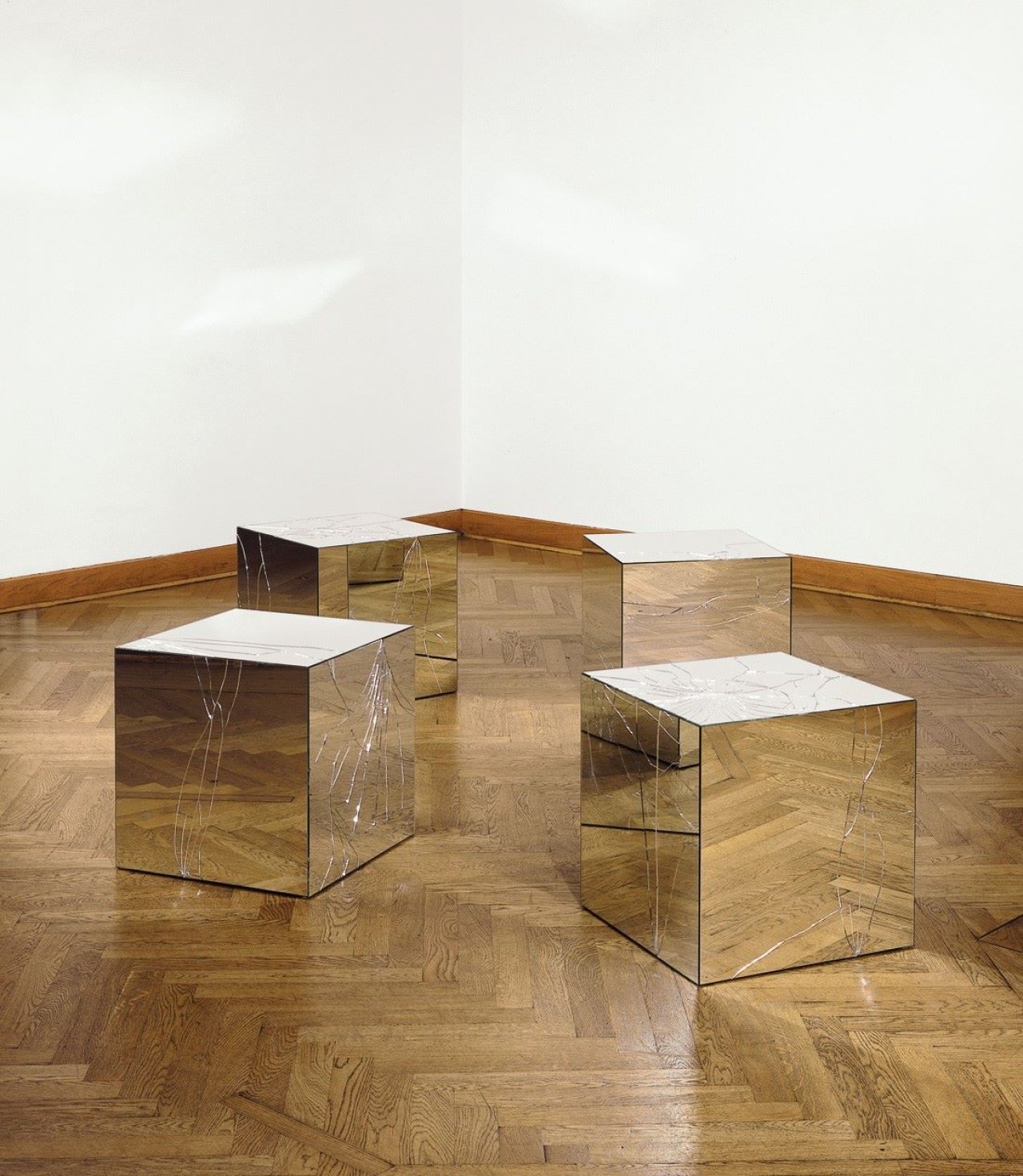Auf diesem Bild ist das folgende Kunstwerk zu sehen: Jeppe Hein. „Broken Mirror Cubes“. 2005.