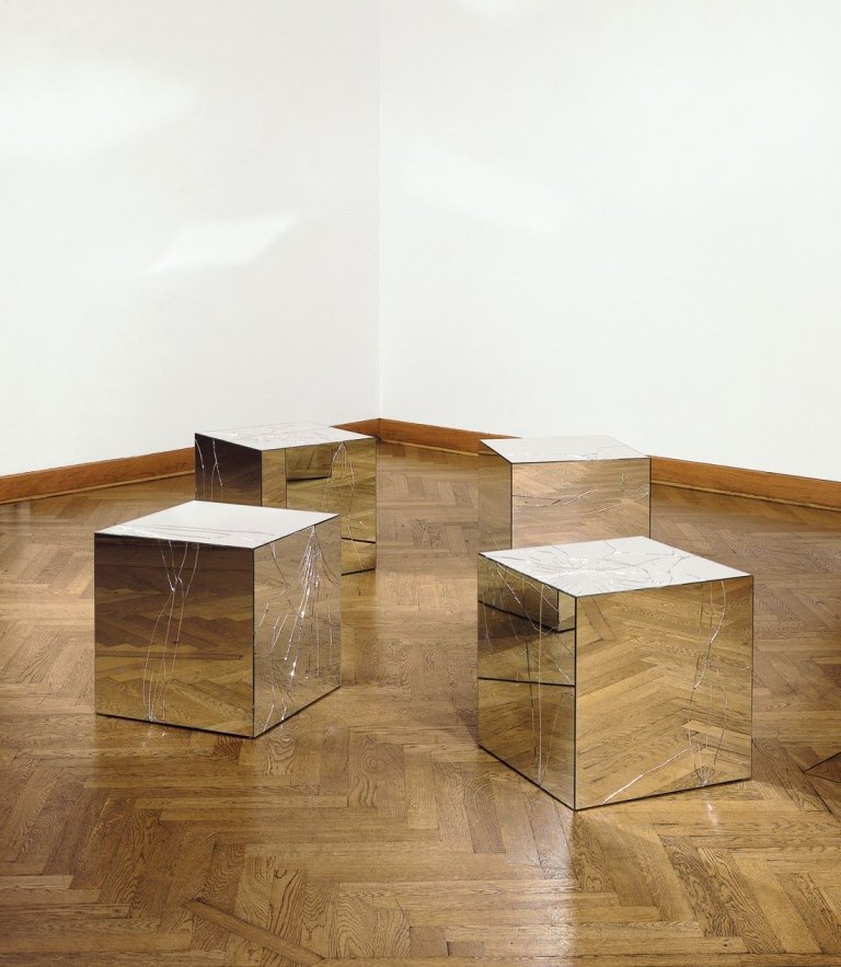 Auf diesem Bild ist das folgende Kunstwerk zu sehen: Jeppe Hein. „Broken Mirror Cubes“. 2005.