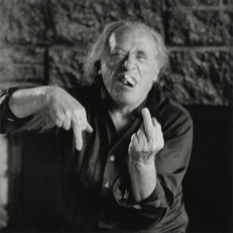 Auf diesem Bild ist das folgende Kunstwerk zu sehen: Abe Frajndlich. „Charles Bukowski – from Shoot 1, San Pedro, Cal.“. 1985.
