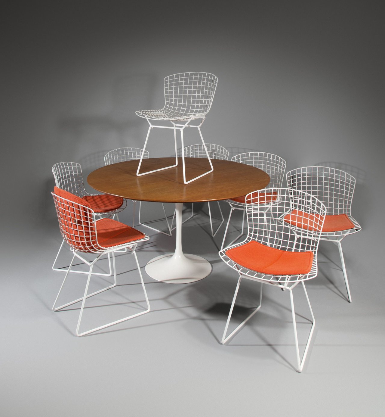 Auf diesem Bild ist das folgende Kunstwerk zu sehen: Eero Saarinen. Esstisch aus der Pedestal Collection – Tulip-Dining-Table (Modell Nr. 172-173). 1957.