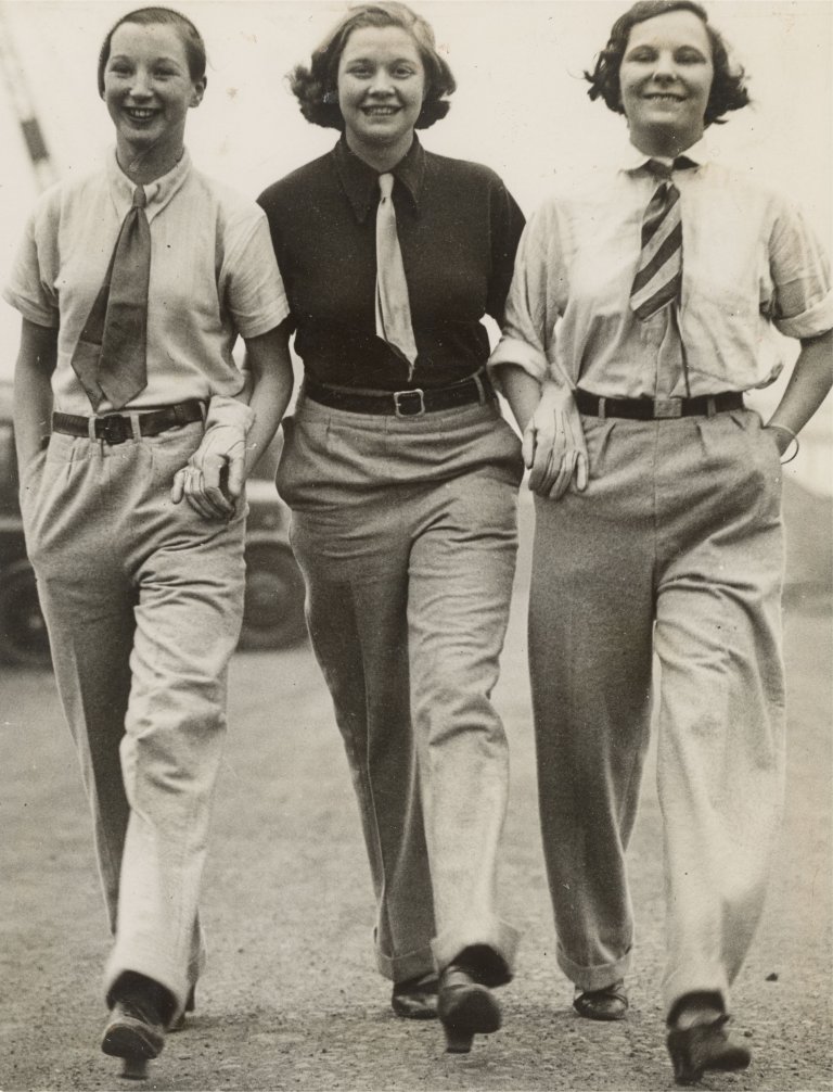 Auf diesem Bild ist das folgende Kunstwerk zu sehen:  Keystone View Agentur. 'Garconnes' à la mode. Um 1928.