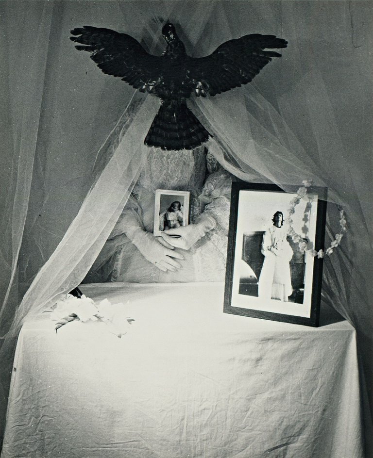 Auf diesem Bild ist das folgende Kunstwerk zu sehen: Mimmo Paladino. da ‘la condizione della vita intermedia’. 1974.