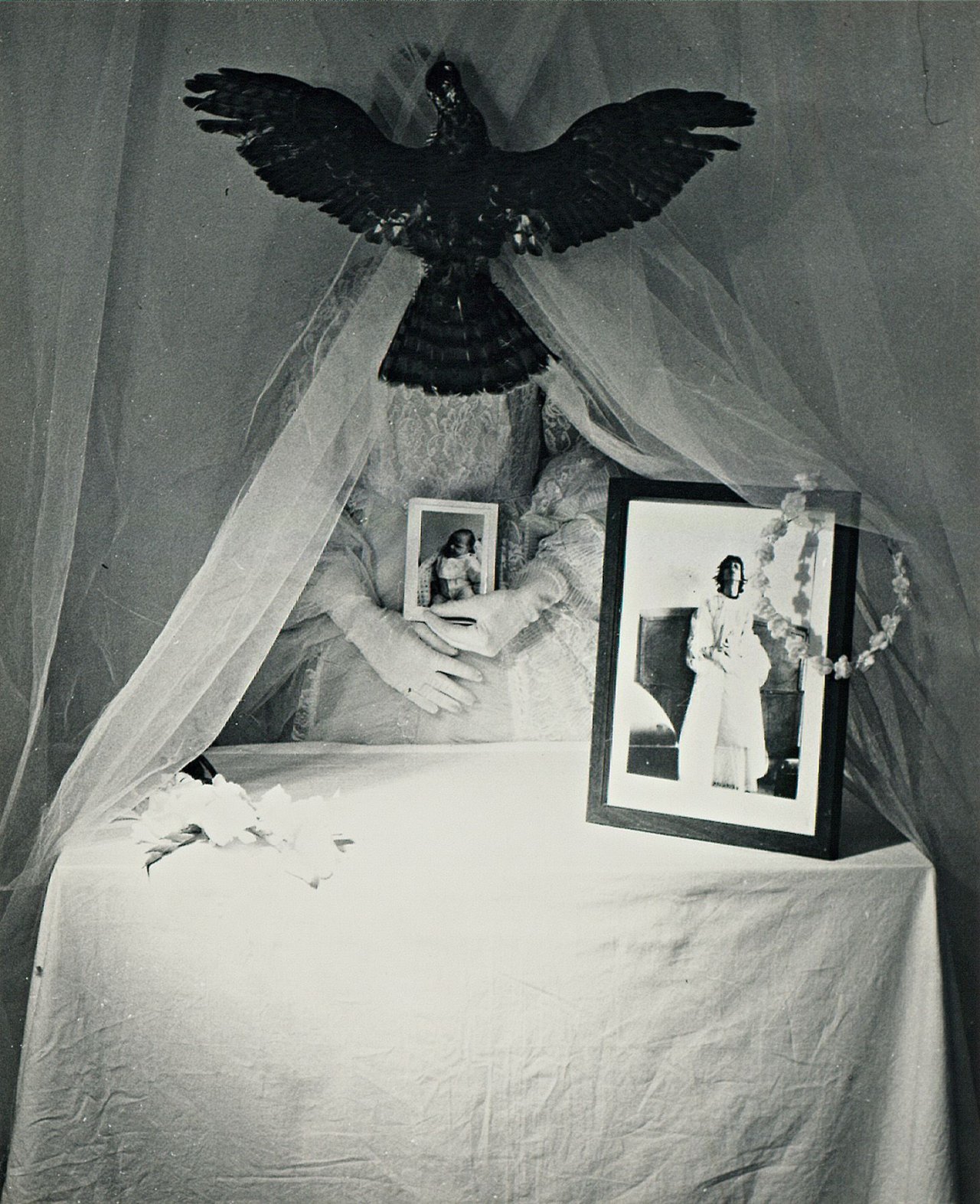Auf diesem Bild ist das folgende Kunstwerk zu sehen: Mimmo Paladino. da ‘la condizione della vita intermedia’. 1974.