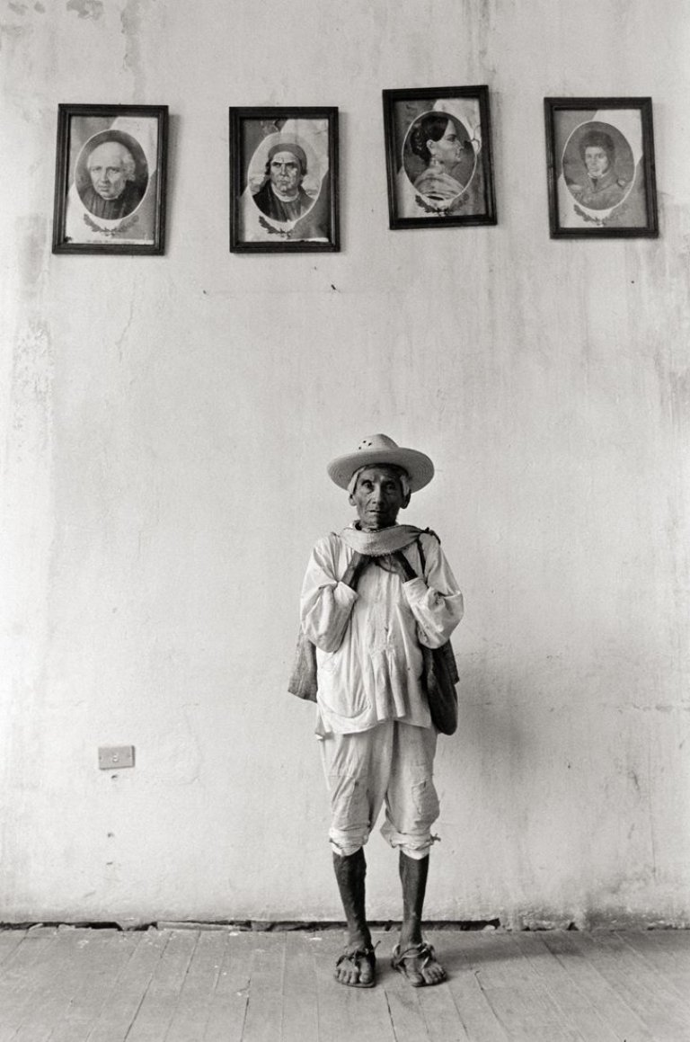 Auf diesem Bild ist das folgende Kunstwerk zu sehen: Graciela Iturbide. Heroes de la patria (national heroes), Cuetzalan, Puebla. 1993.