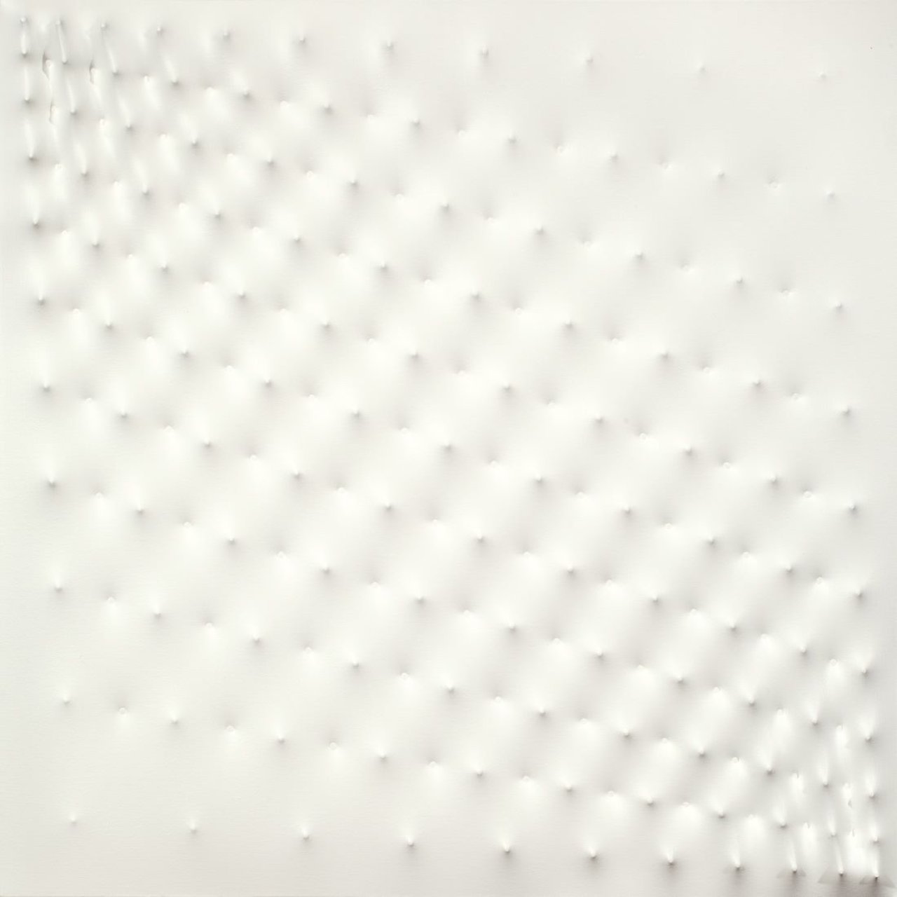 Auf diesem Bild ist das folgende Kunstwerk zu sehen: Enrico Castellani. „Superficie Bianca“. 1979.