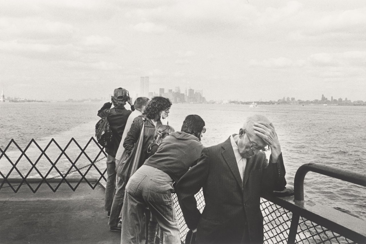 Auf diesem Bild ist das folgende Kunstwerk zu sehen: Arno Fischer. „New York“, Staten Island Ferry. 1978.