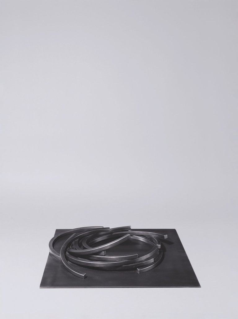 Auf diesem Bild ist das folgende Kunstwerk zu sehen: Bernar Venet. „Effondrement: 10 Arcs“. 2016.