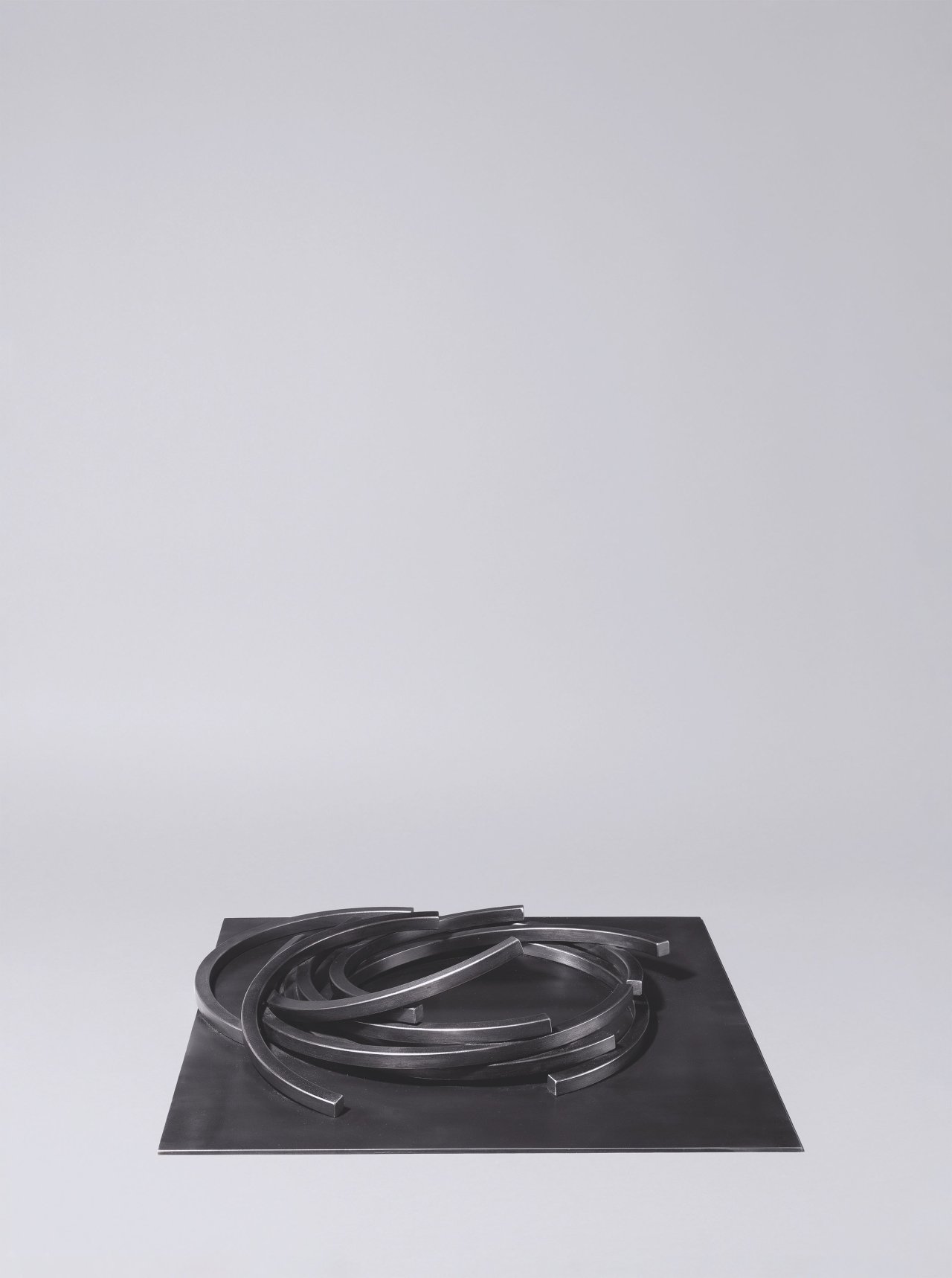 Auf diesem Bild ist das folgende Kunstwerk zu sehen: Bernar Venet. „Effondrement: 10 Arcs“. 2016.