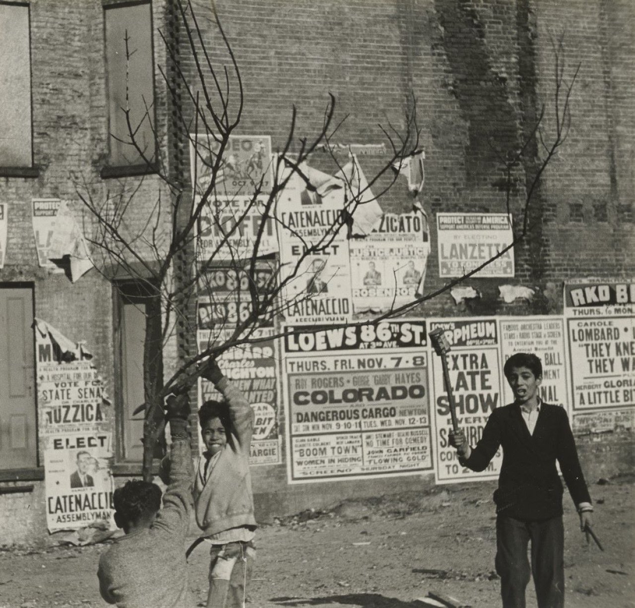 Auf diesem Bild ist das folgende Kunstwerk zu sehen: Helen Levitt. New York City. Um 1940.