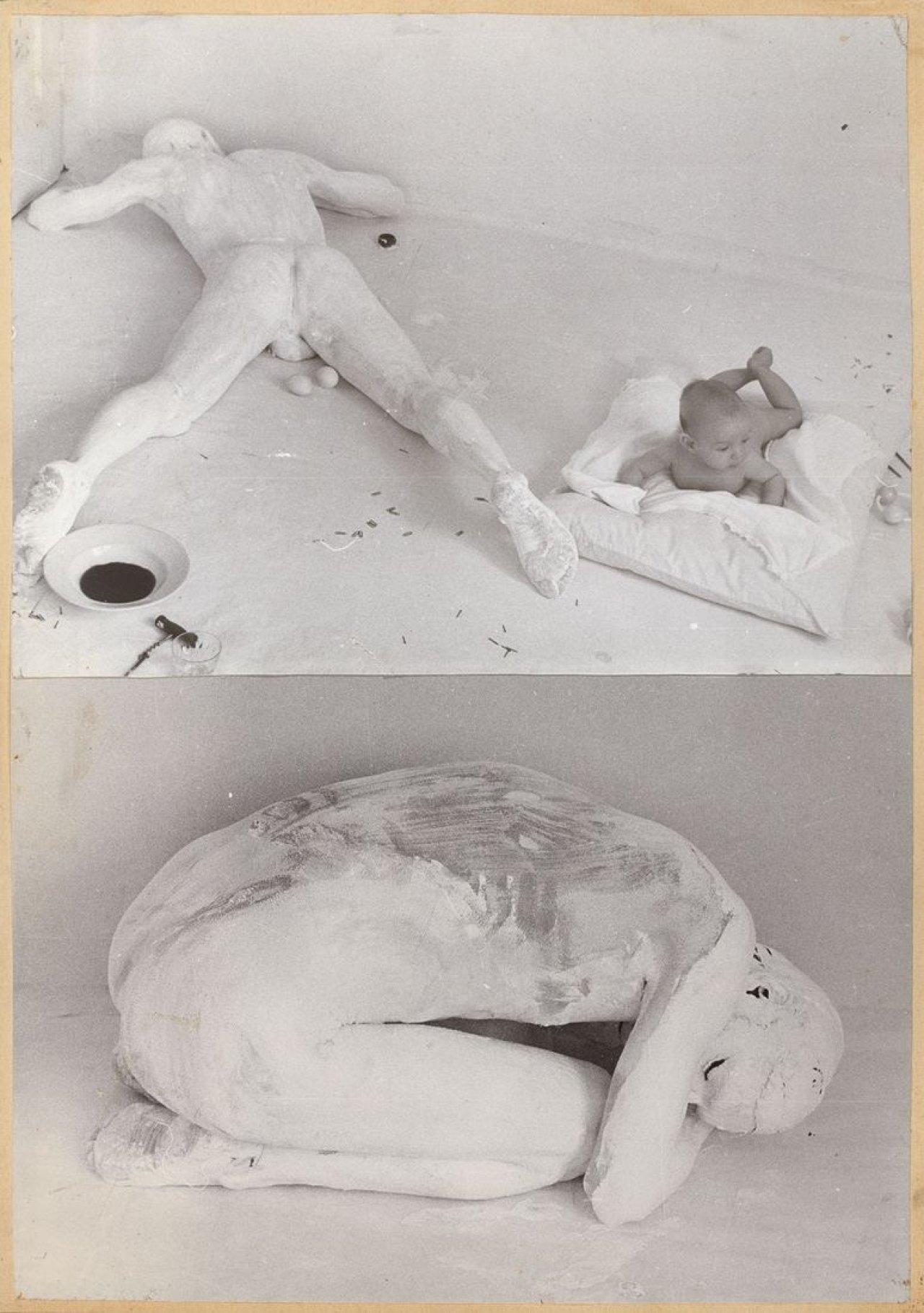 Auf diesem Bild ist das folgende Kunstwerk zu sehen: Günter Brus / Photo: Kurt Kren. „Aktion mit einem Baby, Wien“. 1967.