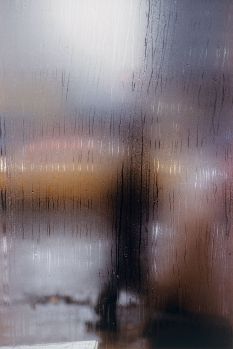 Auf diesem Bild ist das folgende Kunstwerk zu sehen: Saul Leiter. Wet Window. 1960.