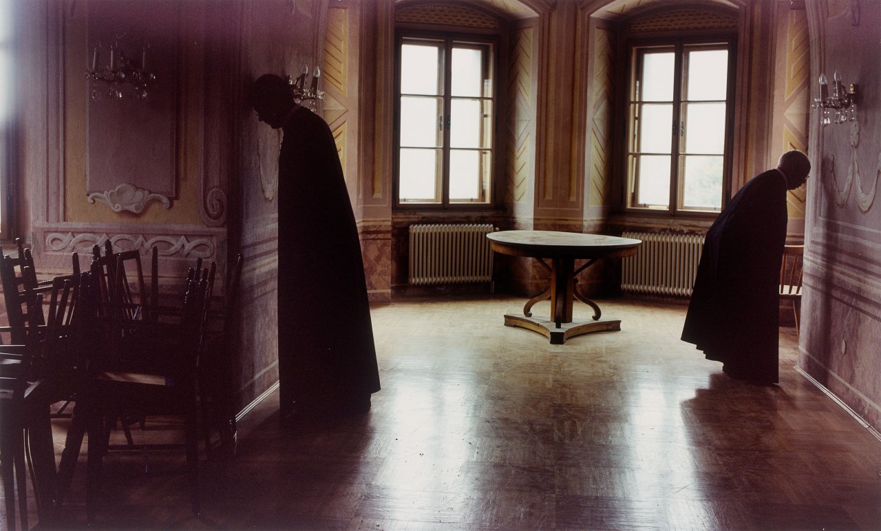 Auf diesem Bild ist das folgende Kunstwerk zu sehen: Erwin Wurm. Pater Liborius und Frater Winfried, aus der Serie „Brothers and Sisters“. 2001.